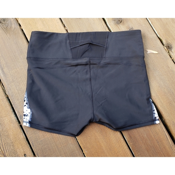 SOLD☆Athleta Black Animal Print Workout Shorts L - Picture 3 of 3